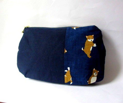 這是使用Tenugui布製作的新系列小袋。 帶有扣板的它是我正在製作的門廊中最大的。 我用了很多毛巾布。這是使用最受歡迎的柴犬面料的門廊。 柴犬真可愛。根據毛巾的切割位置，圖片的外觀會有所不同，但基本