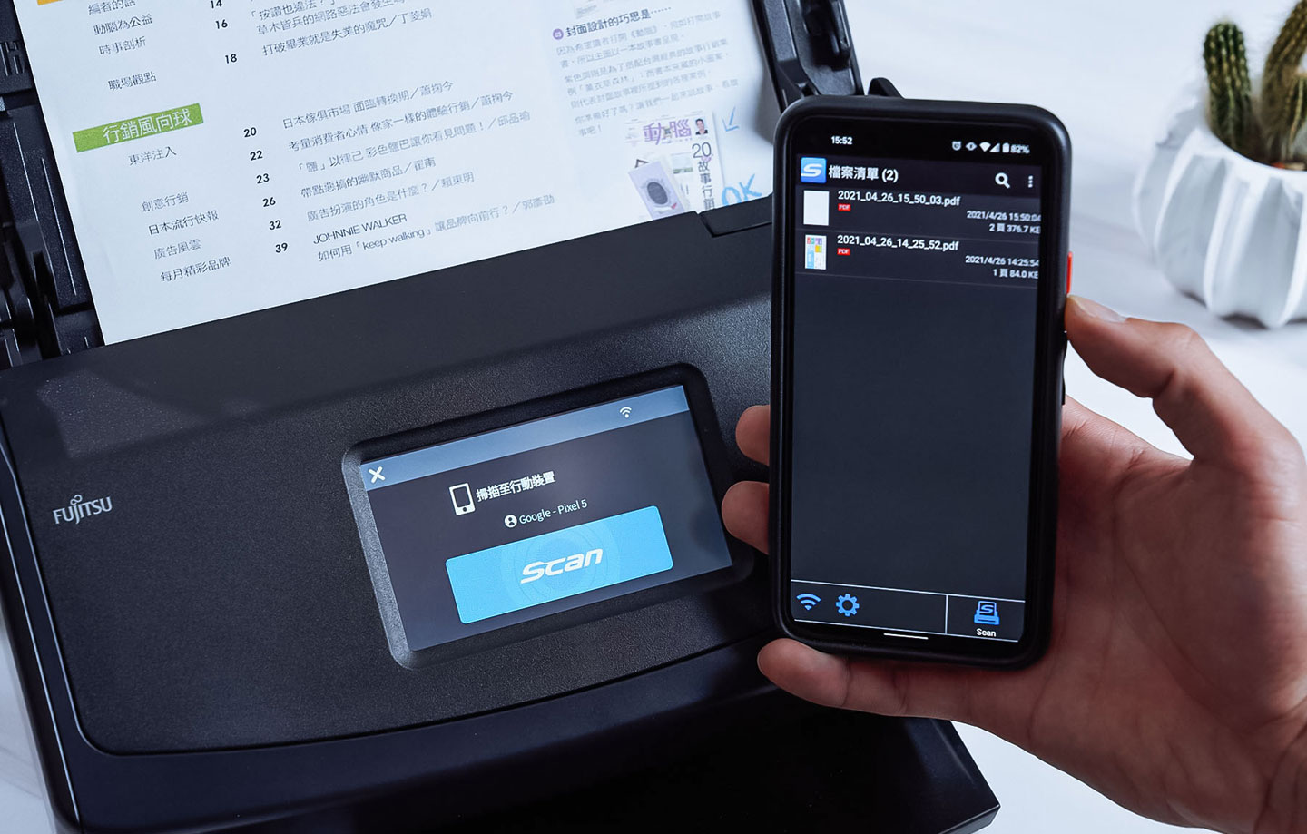 除了電腦端的應用程式，我們也能透過手機安裝「ScanSnap Connect」以無線連結方式使用 iX1600。