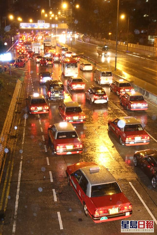 觀塘道下行車道暴雨浸滿水小巴的士死火一度被困