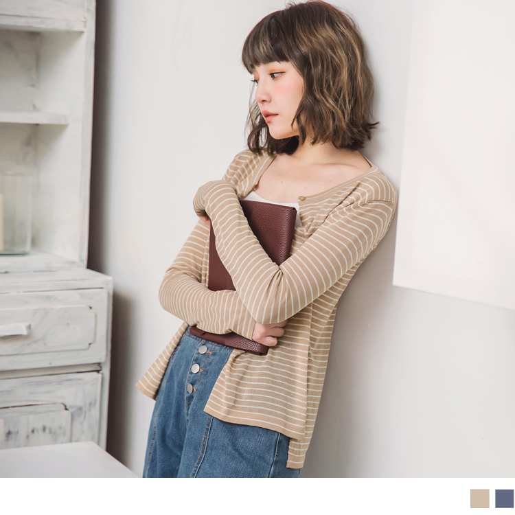 與白色相間的配色橫條紋， 清爽簡約又大氣， 細膩的針織， 休閒中透著優雅~ ********************** 小提醒：釦可開 針、鉤織衣物恕不接受換貨，請買家務必確認尺寸唷！ 深色衣物建議