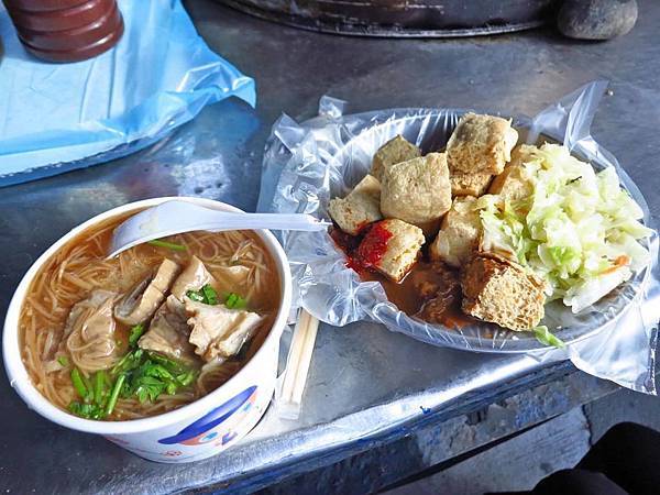 【蘆洲美食】陳家傳統小吃-美味的臭豆腐與大腸麵線