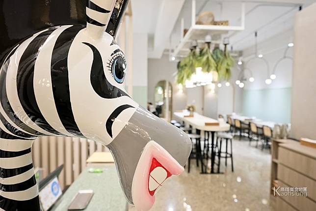 ▲餐廳入口處的櫃檯，一隻可愛的斑馬躍居其上，咧齒而笑，為來客帶來用餐的好心情。