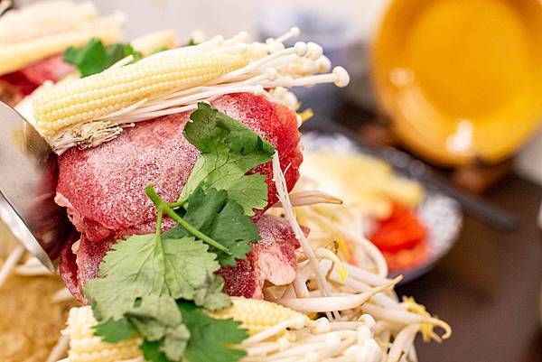 【台中美食】越好吃越南料理大里店-平日中午用餐時間也坐滿滿的越式巨無霸火鍋料理