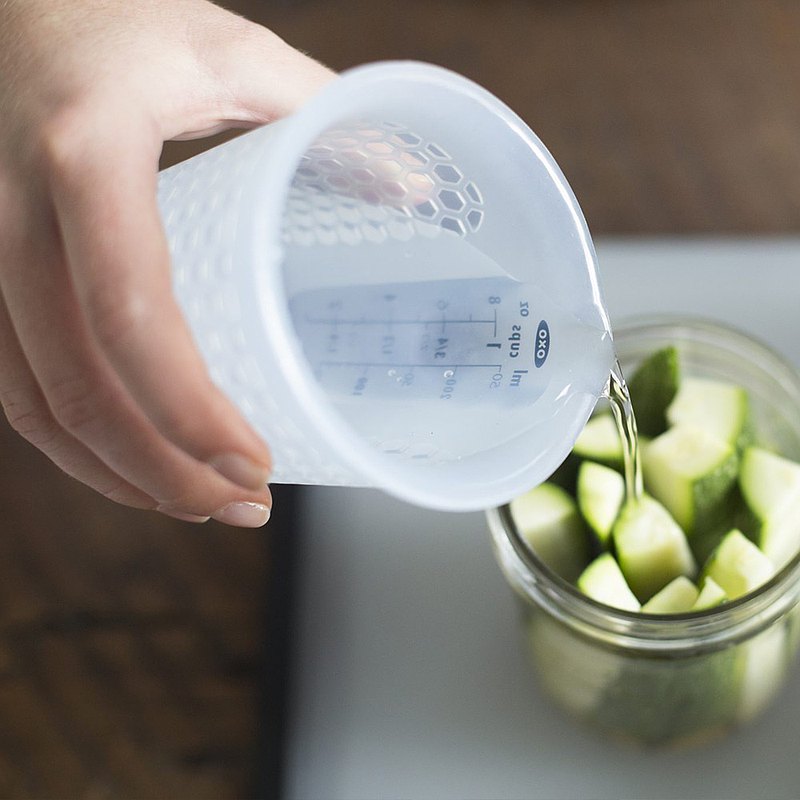 矽膠軟質材質可隨意調整傾倒口大小，精準倒出所需容量，可直接微波加熱奶油或巧克力等食材，方便省時