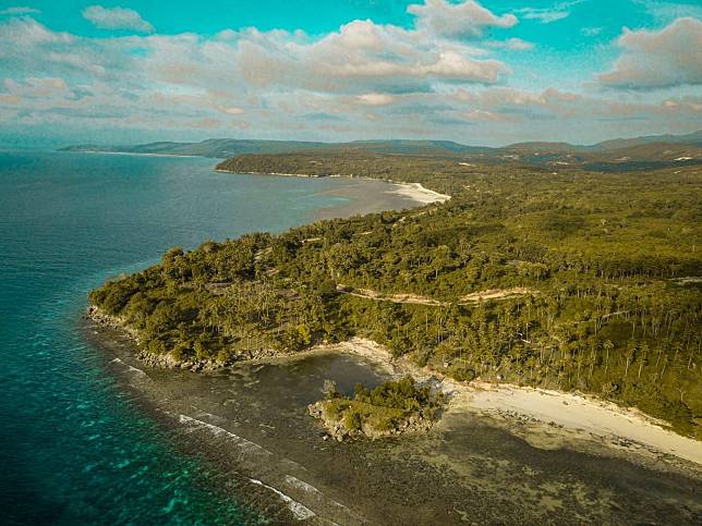 Keindahan Pantai Pulau Kecil Di Banggai Kepulauan Sulawesi