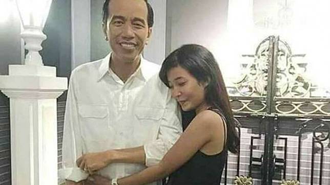 Foto mesra Jokowi dan gadis seksi.