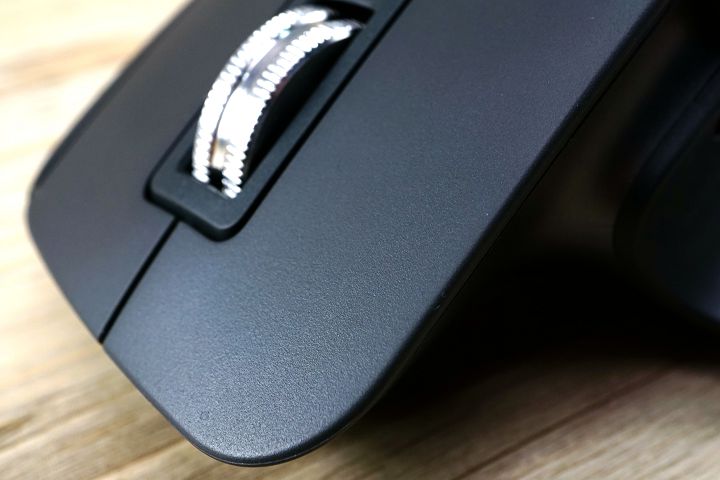 滑鼠的左鍵面積則延伸至邊界，夠確保手指在任何位置，均可輕鬆點按左鍵。