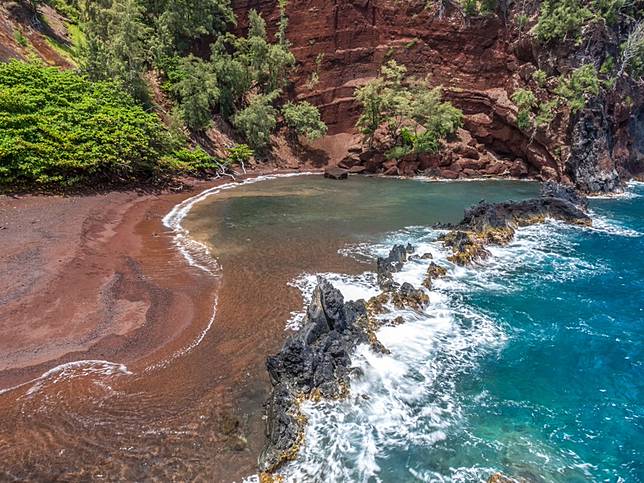 Tak Hanya Putih atau Kecokelatan, Ini 11 Deretan Pantai Paling Berwarna di Dunia