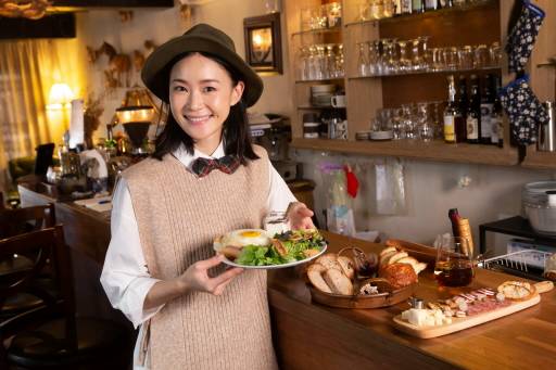 鍾瑶在自家咖啡店製作法式輕食。記者季相儒／攝影