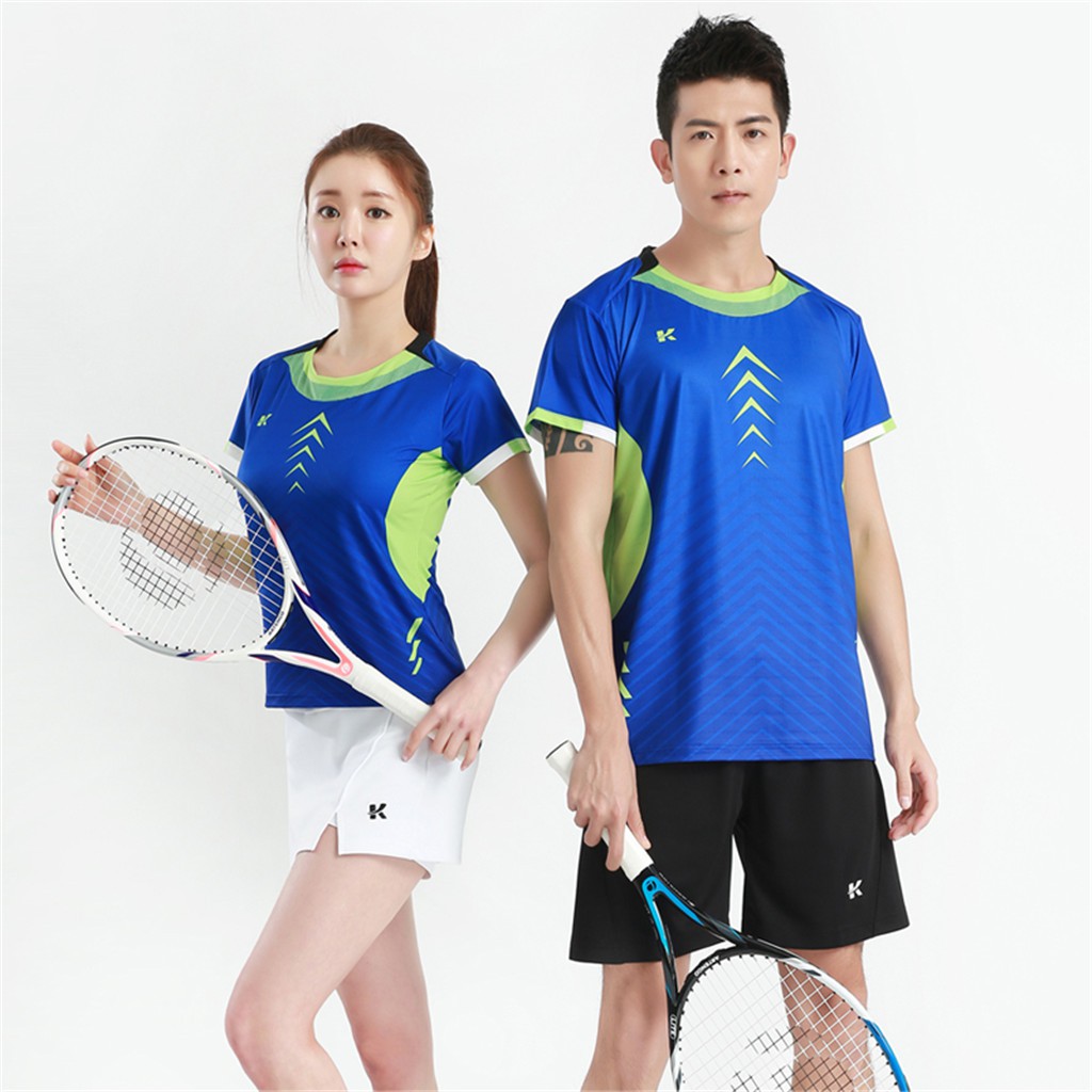 ❤ 可以單買上衣，單買褲子或裙褲，也可以整套購買。所有產品實物拍攝，實力工廠生產，多年球服設計與生產經驗，品質保證，現貨寄出。貨源類別：現貨最快出貨時間：1-3天適合季節：春季，夏季，秋季適用性別：中性/男女均可面料名稱：化纖類混紡面料成分：聚酯纖維（滌綸）面料成分含量：88%裏料名稱：化纖類混紡裏料成分：氨綸裏料成分含量：12%適用場景：跑步運動、射擊運動、乒羽網球運動、騎行運動、訓練、休閑等顏色：灰色套裝男、灰色套裝女、藍色套裝男、藍色套裝女、灰色上衣男、灰色上衣女、藍色上衣男、藍色上衣女、白裙褲、黑裙褲、黑短褲尺碼：男款：M-4XL，女款：S-2XL❤ 請參照尺碼表選擇合適的尺碼，有任何問題直接【聊聊】，收到第壹時間會立即回復哦！【購買須知】1. 本賣場寶貝尺寸請參考提示，尺寸因手工測量方式不同，若有1-3cm誤差皆屬合理範圍，敬請諒解！2. 由於光線、顯示器等原因，圖案顏色可能與實物有細微差別，請以收到後的實物為準。❤ 有不明白不清楚的請隨時咨詢聊聊哦，非常感謝您的關註與支持，祝您購物愉快。#男運動上衣，#女運動上衣，#男款羽球服，#女款羽球服，#男生套裝，#女生套裝，#情侶套裝，#男生外套，#開衫外套，#休閒外套，#運動外套，#休閒運動套裝，#學生套裝，#公司活動服，#班服，#隊服，#系服，#排球服，#團體服