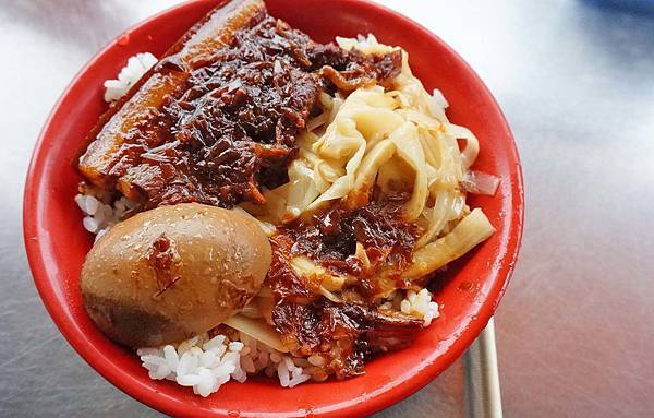 【宜蘭美食】礁溪六洲麵線-香噴噴讓人吃了還想再吃的焢肉飯 【宜蘭美食】礁溪六洲麵線-香噴噴讓人吃了還想再吃的焢肉飯