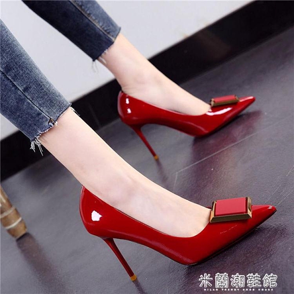 高跟鞋 酒紅色高跟鞋女細跟性感春秋款百搭亮漆皮尖頭方扣女婚鞋單鞋 快速出貨