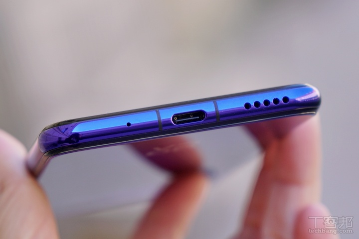 底部為 Type-C 連接埠，支援 5V/4.5A 的 22.5W 超級快充。