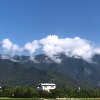 清明的天，其上有寶座