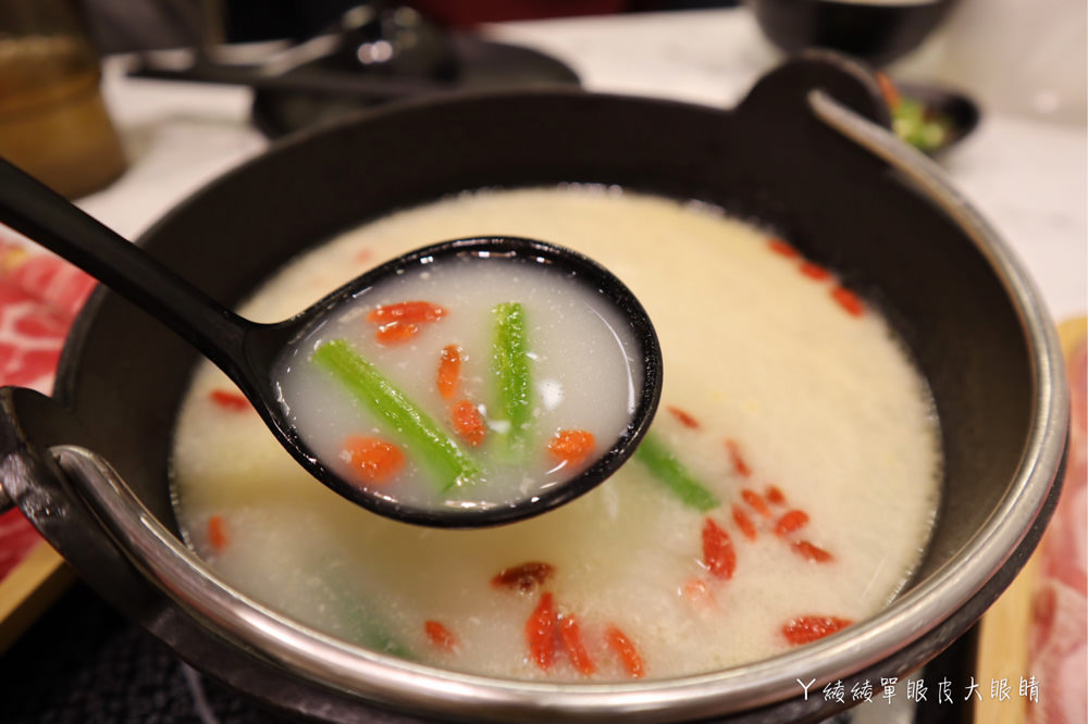 新竹火鍋推薦！鐵了心自慢鍋物，吃鍋前先看可愛小熊泡湯！新竹超囂張的蛤蛤鍋來了！