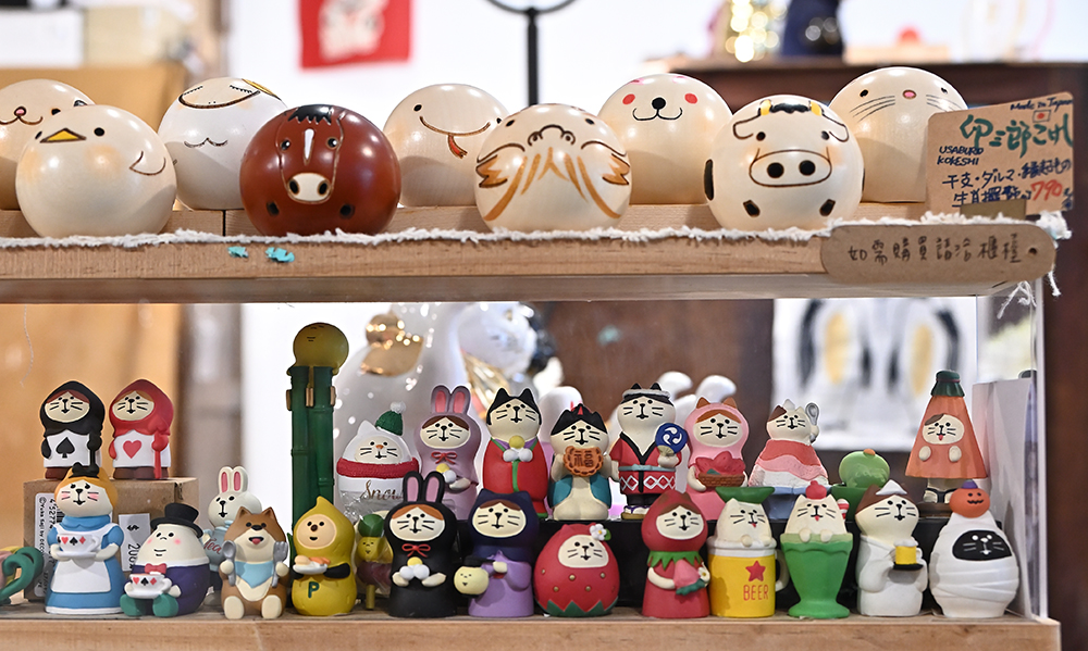 除了各式各樣的食器，店內也販售日本雜貨、招財御守等令人愛不釋手的可愛小物。(攝影/Carter)