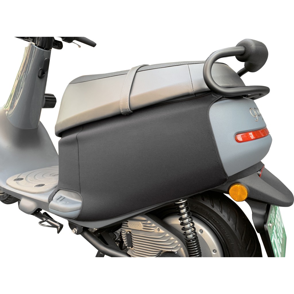 全罩GOGORO VIVA 騎乘版 主材質: 潛水布-2mm厚度產地:台灣製造使用「潛水布」材料，碰到水可輕鬆滾動，方便清潔擦拭。防刮設計減少車因停放或是擠壓造成的受傷刮傷，保護車身面板。- 有任何疑