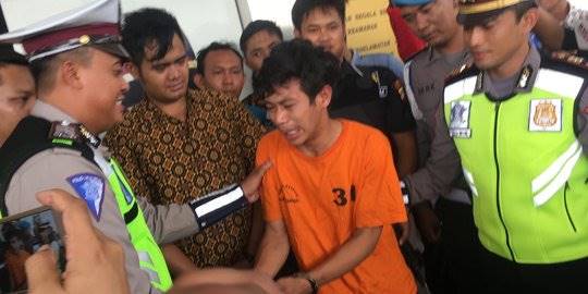 Emosi Adi Saputra tak terkendali ketika ditilang anggota Satuan Lalu Lintas Polres Tangerang Selatan, Bripka Oky di Jalan Letnan Soetopo, Tangsel. Dia meluapkannya dengan membanting dan merusak kendaraan roda dua itu.