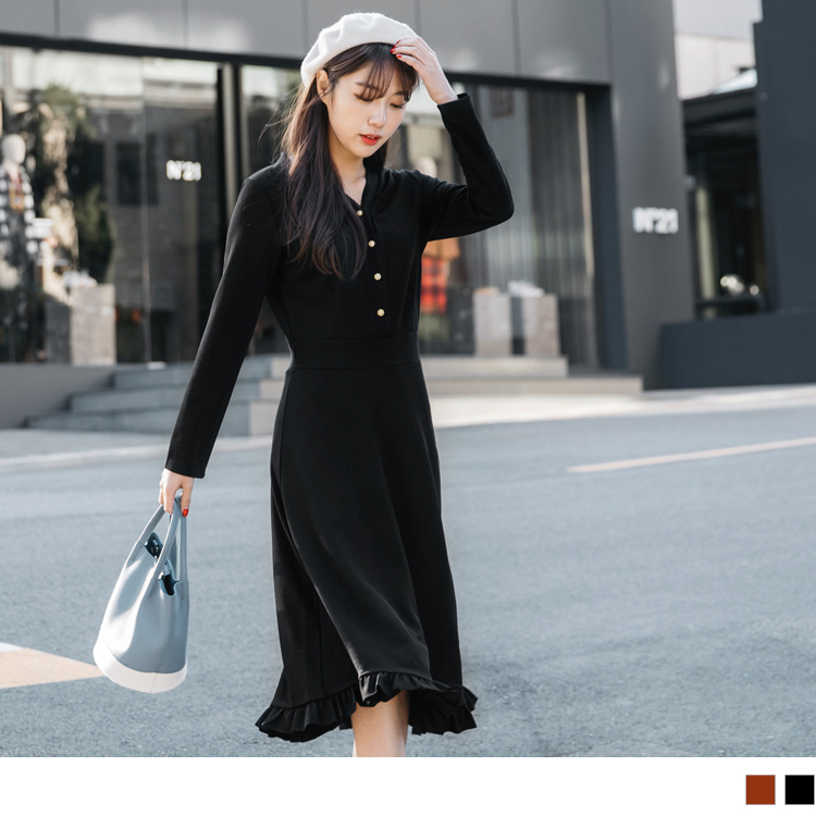 合身版型 請依照個人喜愛的舒適度購買 V領剪裁搭配珍珠排釦點綴， 修飾臉部線調增添迷人的優雅氣息~ 裙襬的荷葉滾邊增添甜美的女人味， 收腰的Ａ字剪裁展現腰身曲線且浪漫迷人~ *************