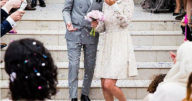 孕婦參加婚禮驚見「老公是新郎」　孬夫嚇歪奔出會場消失