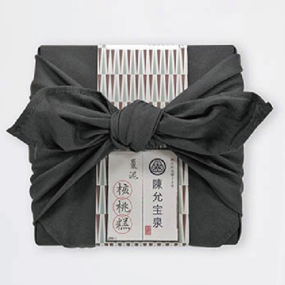 【商品特色】 棗泥核桃糕（布包） 嚴選高級黑棗，慢火熬製成棗泥醬，甜度適中，再按比例拌入麥芽糖與核桃果仁，棗泥微甜的香氣與核桃特有的口感結合，咀嚼之後更加滿足！堅持以最優質食材製作，純手工、不添加防腐