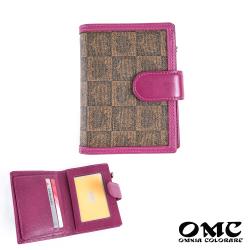 ◎圖騰乳膠皮滾邊頭層牛皮|◎打造復古時放氛圍|◎內部全牛皮 質感手感兼具品牌:OMCOMNIA品牌定位:專櫃品牌品牌國家:台灣款式:中夾適用性別:女生尺寸:L12xW2.5xH9cm外層材質:牛皮外層