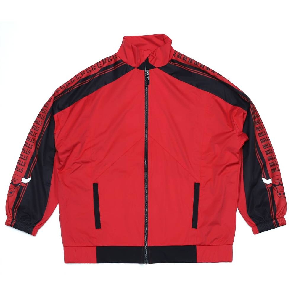 QORExNBALAB聯名系列上市。來自世界流行之都紐約，以女性出發設計的服飾運動品牌，首度登台聯名系列，展現女力運動自信新態度。經典球隊色組合。內層網布，穿著透氣舒適。背後三角形網布設計，提升散熱效