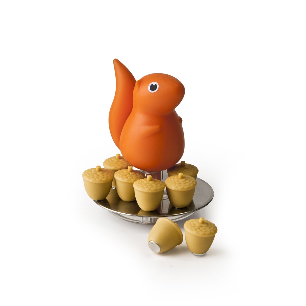 小松鼠收集核果，和你一起分享，幫你把注意事項吸附在任何地方貼心的提醒， 也幫你把用完的核果再收集回巢，不再東找西找，變成你生活的好幫手喔!-QUALY，是來自新亞洲設計中心的新銳設計品牌，所有產品皆在