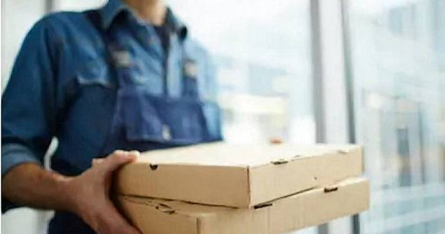 女客躲門後取餐　外送員眼睛吃冰淇淋…臉脹紅！