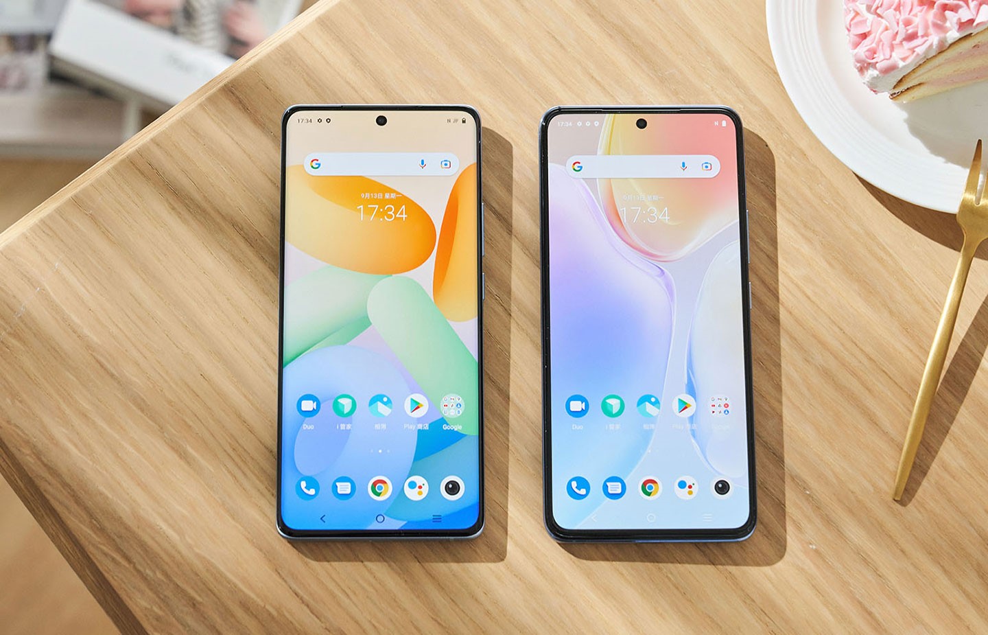 外型方面，X70 Pro（左）與 vivo X70（右）唯一的差異只在螢幕的設計，兩款手機的螢幕皆為 6.56 吋，而 X70 為平面螢幕設計、X70 Pro 則為雙曲面設計，從正面看可以發現左右邊框的窄度有所差異，相較之下 X70 Pro 的邊框要更窄一些，視覺效果較佳。