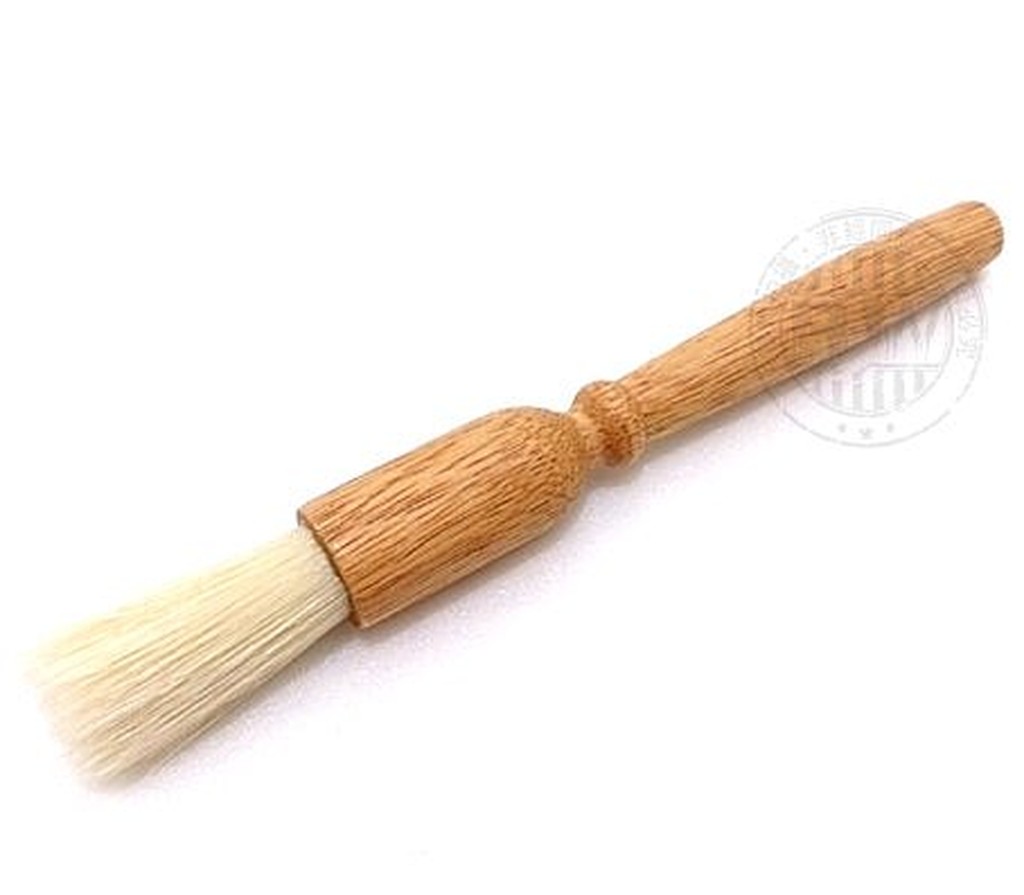 商品特色 專門清理各款式電動、手搖磨豆機商品規格 材質：橡膠木、豬棕毛尺寸：長度約18.7cm；刷毛長4.7cm重量：29.5g商品產地 台灣