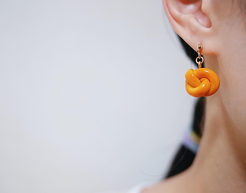 對”miniature”情有獨鍾，把喜歡的事物和風景製作成微型版本和不同飾品，把美好掌握在手中、讓甜幸福穿戴在身上。