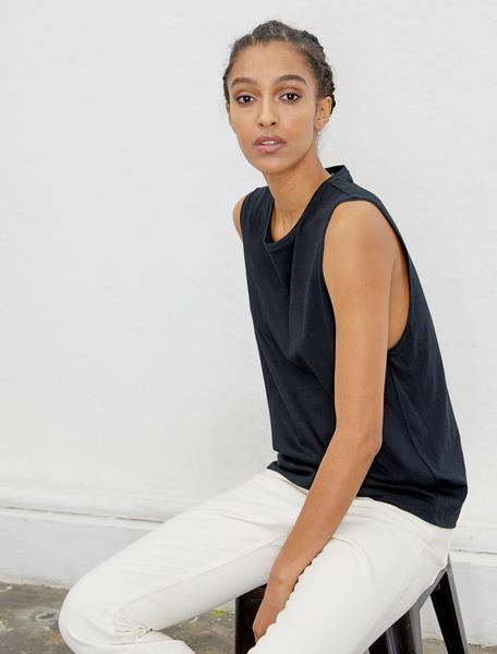 With a boyish crew neck and dropped arm hole, this organic cotton top has a louche '70s cut. Be prep