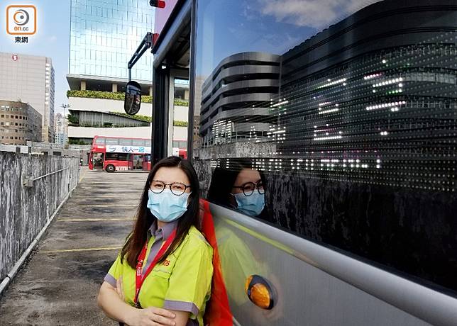 單親媽媽棄廿年文職轉做巴士女車長身教女兒勇敢追夢 On Cc 東網 Line Today