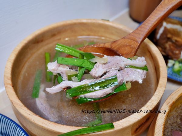 【汐止美食】鄉下人-豬血湯肉燥麵 #古早味 #豬血湯 #燙青菜 #香辣麵 路邊攤價格，冷氣開放文青風店面 (32).JPG