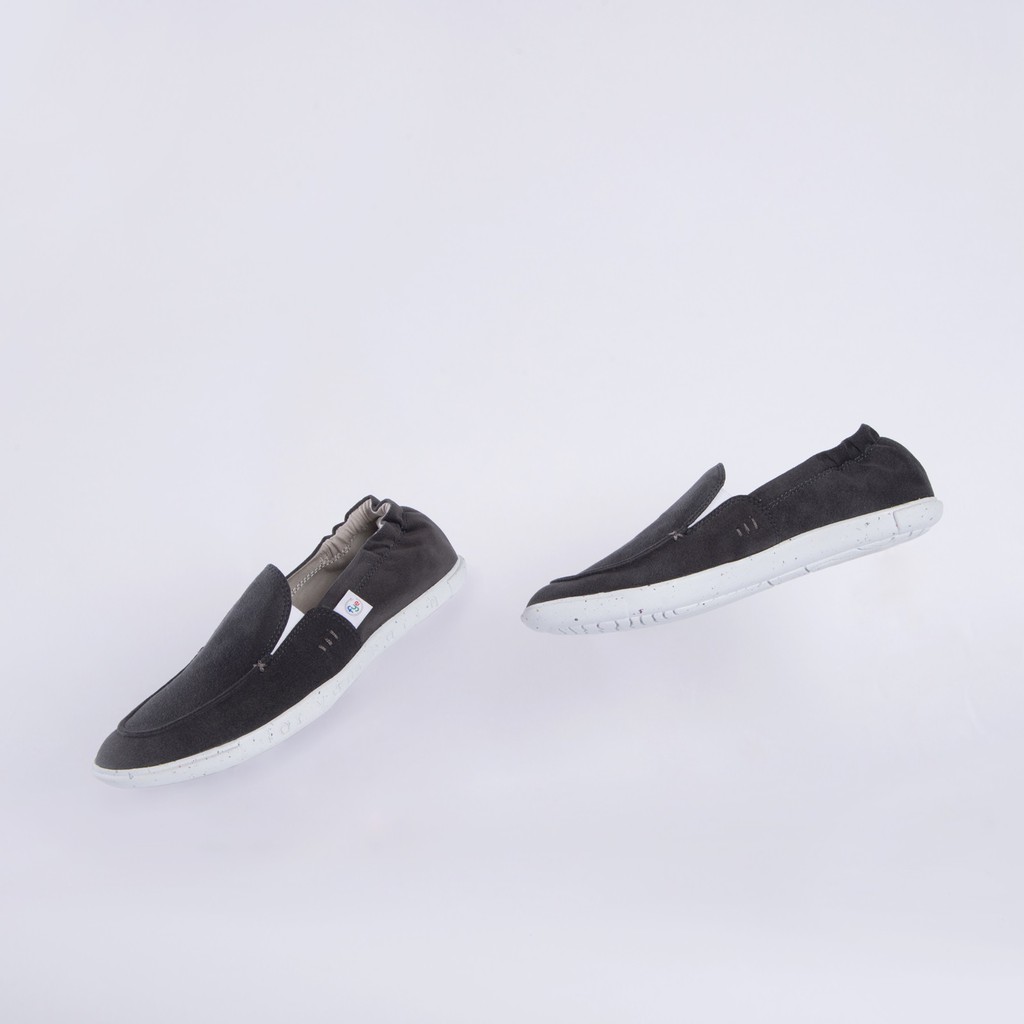 FYE-For Your Earth 代表著為地球善盡一份力量.我們運用再回收概念及低汙染方法製成一雙時尚不會分解且對環境友善的環保概念鞋。如何選擇尺寸:此款FYE鞋板型偏小,需要選擇比平常大一號的尺