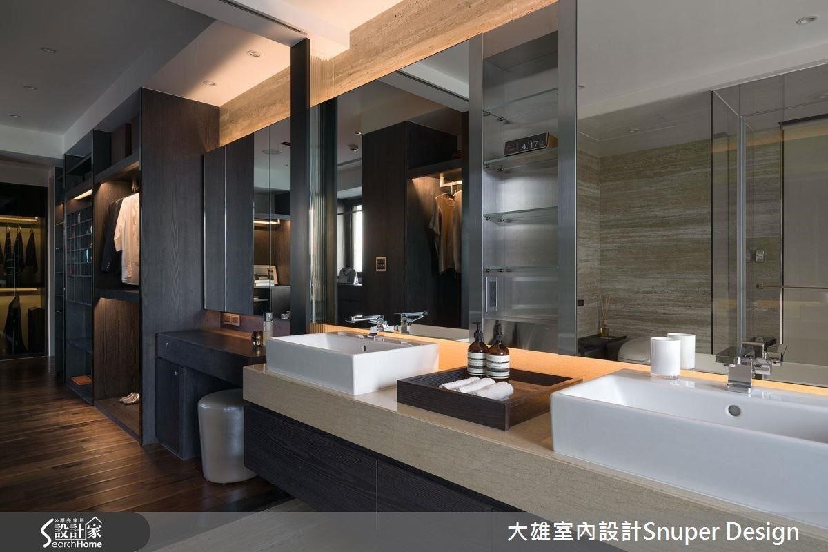 依序規劃更衣、化妝、洗漱與後方的淋浴機能，讓生活動線更加流暢，雙洗手台也能讓衛浴使用效率大幅提升。