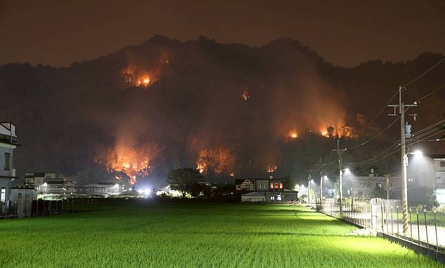 影／美濃火燒山延燒整夜 今申請直升機滅火