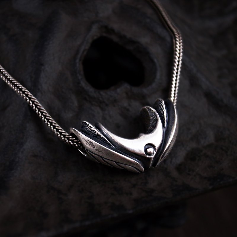 似角,似月, 飛鳥參之其間, 草木飛禽走獸, 為萬物之本, 武之所源。