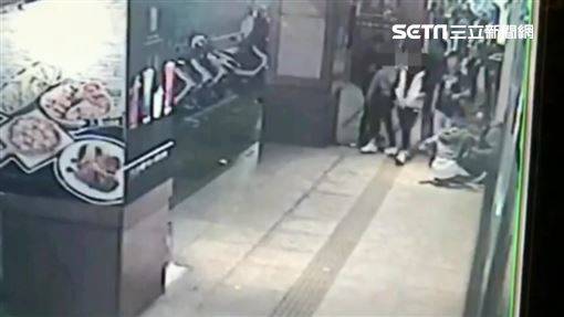 金髮女肩撞爆粗口　遭壓制哭喊：好痛