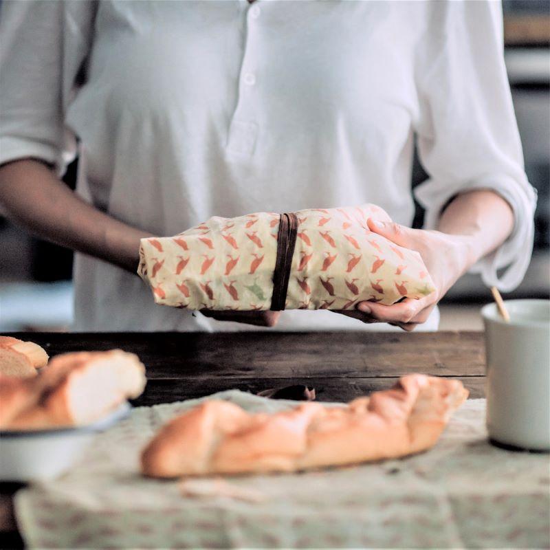 選用台灣老牌台元有機棉布， 用得放心，食得安心。 蜂蠟超好蓋 仁舟淨塑獨家創新研製款！ 搭配彈性繩扣組，一蓋一拉，輕鬆保鮮。 零侷限！各種形狀之碗、盤、鍋具皆一拉搞定， 立即呈現量身打造般的服貼效果。