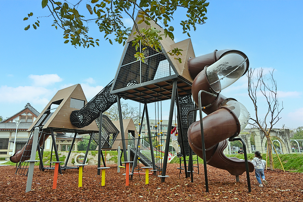 旗山鼓山公園武術遊戲場遊具造型仿造武德殿三角屋脊，孩子身在其中就像在練功。(攝影/Carter)