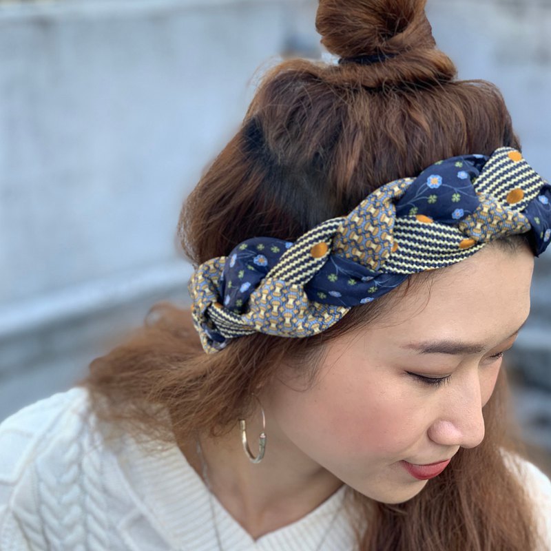 無論是天生自然捲或者懶得打理頭髮的你，都可以輕鬆打造獨一無二的造型。您還可以提供頭圍和喜愛的領帶給我們，訂製專屬的髮帶或帽子唷 ?