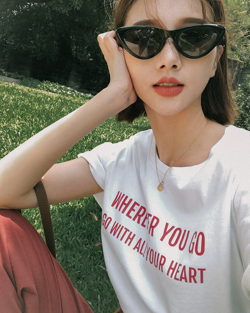 前字母印刷/美國棉 商品長度/適中商品版型/適中商品厚薄/適中商品彈性/佳 *字體印花設計，建議翻面洗滌避免印花摩擦(使用洗衣袋)