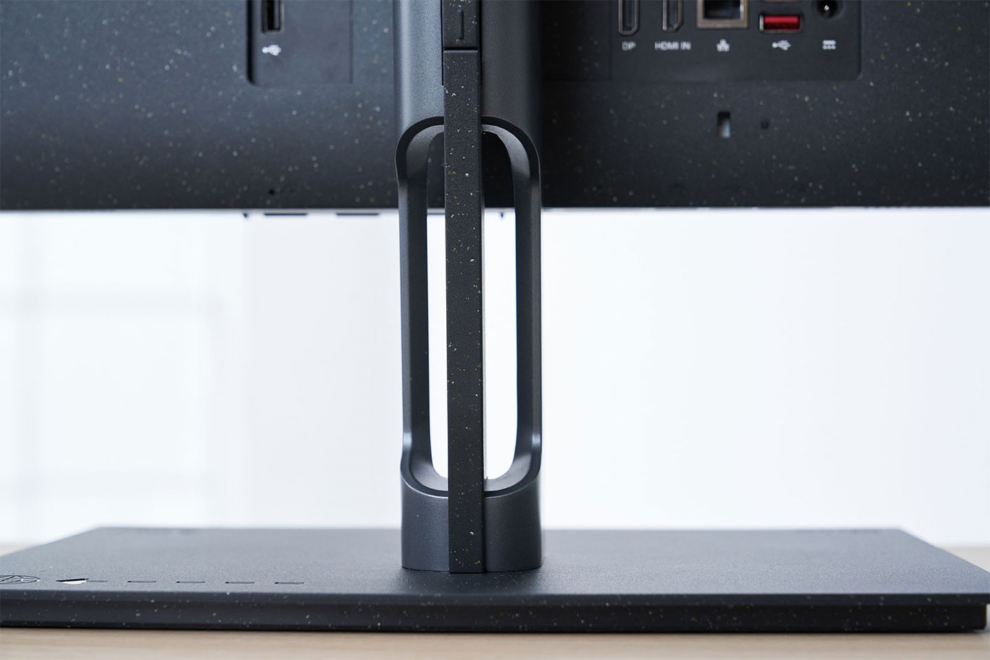 螢幕支架下端採婁空設計，方便整理各式各樣的線材。