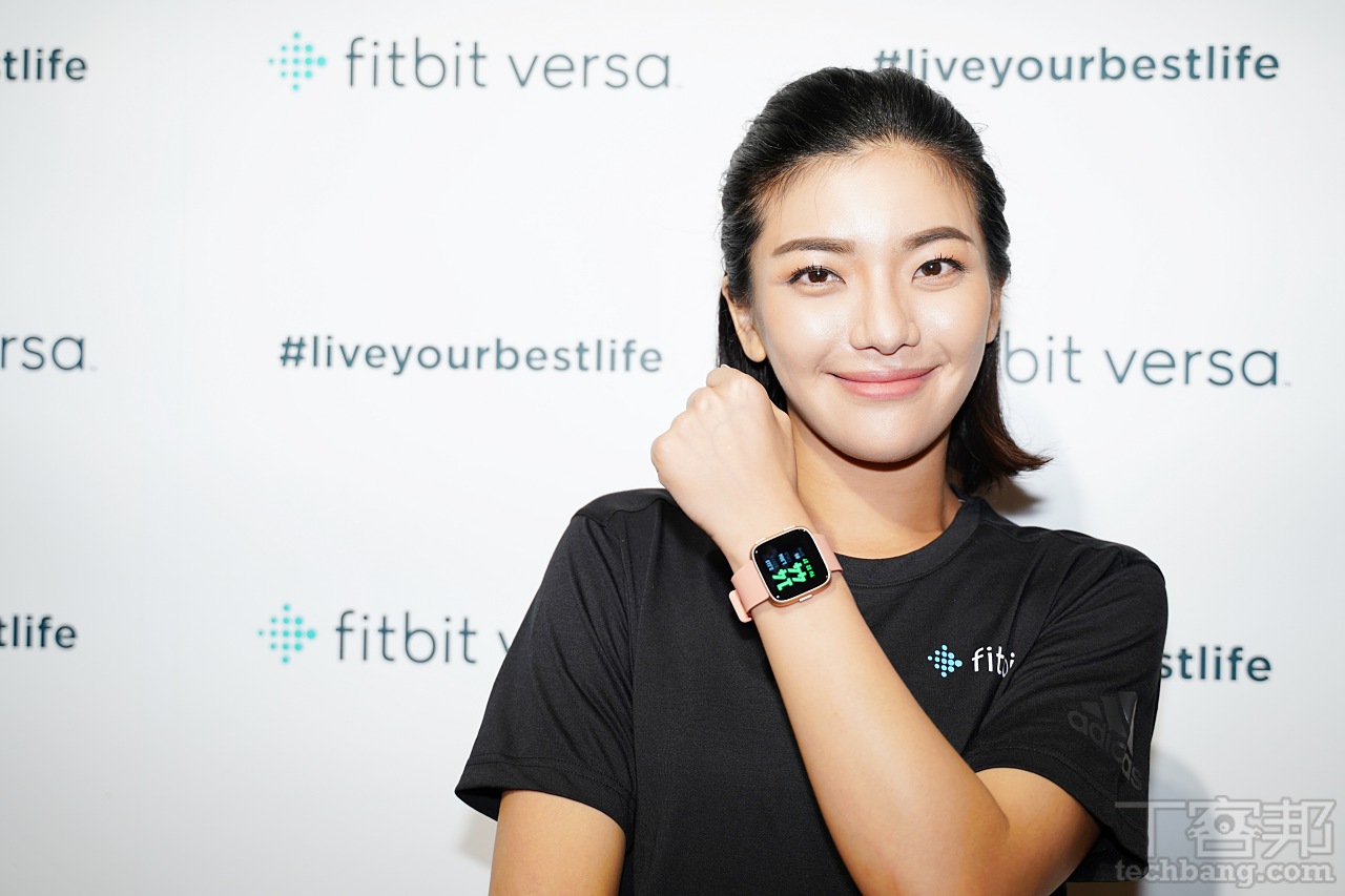 加入 Fitbit Pay 行動支付、更平價輕巧，Fitbit 在台推出 Versa 運動智慧錶