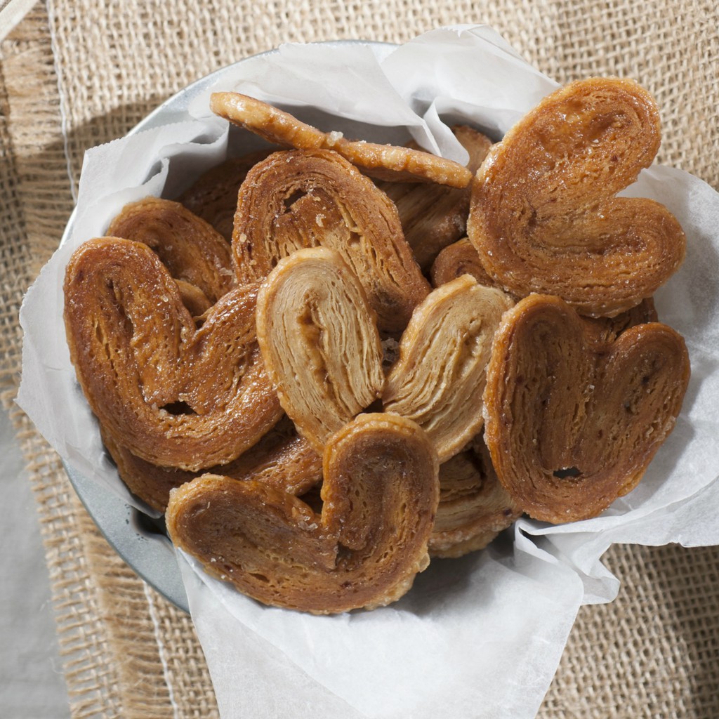 商品內容物 ：原味蝴蝶餅乾※蛋奶素下單前可先聊聊私訊我們⚠注意⚠ 千層酥曲奇餅乾是易碎食品!!!!#如收到產品有任何問題請來電 02-29041768或聊聊私訊『商品統一都是由公司發貨配送』#萌焙司 