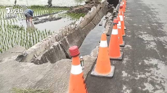 拖板車開水溝蓋上秒翻車　鋼筋全掉進田