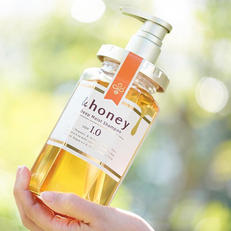 【日本&honey】蜂蜜亮澤修護洗髮乳1.0 (440ml) 來自乳木果的清潔成分，溫和洗淨頭皮。更添加三款黃金比例蜂蜜， 再加上甜美的香氣蔓延牡丹蜂蜜的香味，清潔同時增加頭髮含水量。 【日本&hon