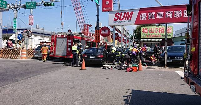 駕駛開車自撞號誌殞命　老母親噴飛傷重不治